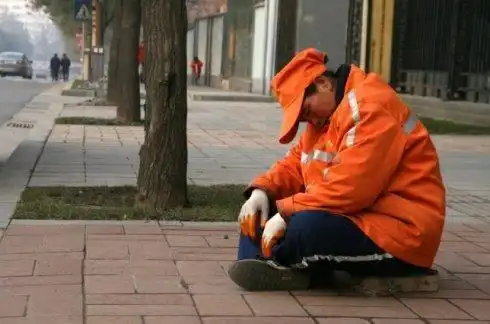 退休老师与女清洁工结婚,过世后赠送房产,儿女得知真相懊悔大哭