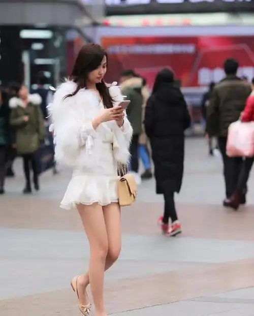 美女穿光腿神器配白色皮靴,美腿纤细笔直,清新纯美很迷人
