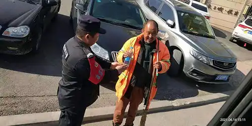 本溪一环卫工席地而坐表情痛苦,一瓶矿泉水递过来