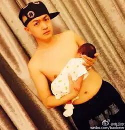 包贝尔愚人节抱孩子假装喂奶恶搞自拍表情夸张
