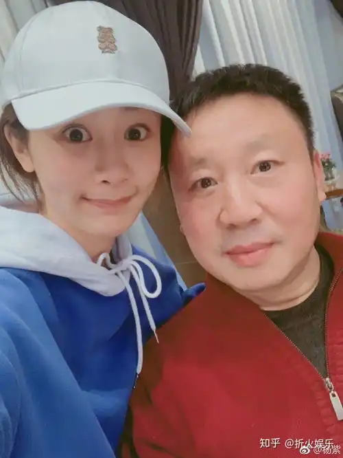 杨紫给爸爸庆祝生日,吹自己的彩虹屁,一家三口,肉脸嘟嘟