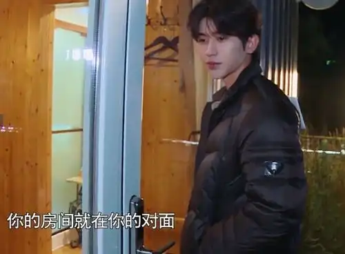 综艺节目奔跑吧黄河开播,又现蔡徐坤表情包,我饿了的另一表现在