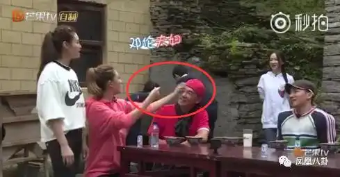 杨幂看张艺兴下跪表情亮了,明星吃瓜比撕x更有趣