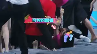 谢娜被挤倒在地,何炅表情严肃,徒弟魏大勋举动太暖心了