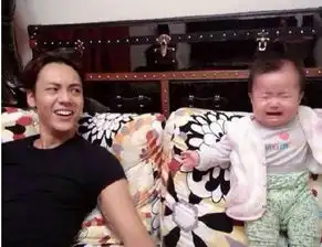 女人通盘点男明星抱娃姿势,陈伟霆是深深黑洞..