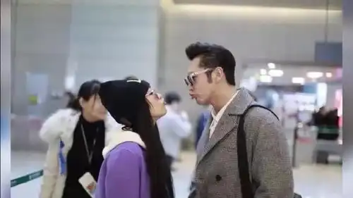 钟丽缇和小丈夫现身机场,钟丽缇对他的爱好比当年张柏芝爱谢霆锋