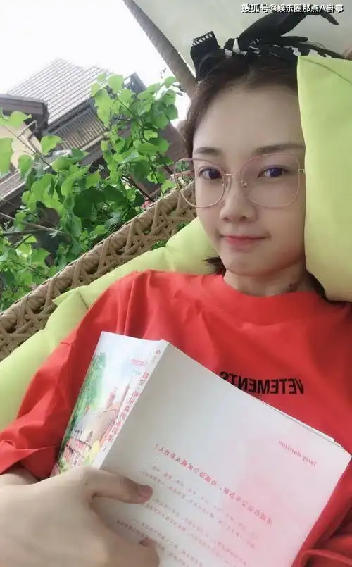 苗苗挺孕肚陪郑恺打球满脸疲惫不停打哈欠苗苗挺孕肚陪郑恺打球