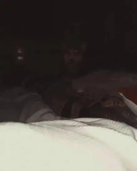 主人半夜醒来,结果被二哈吓哭了,狗肚子饿睡不着