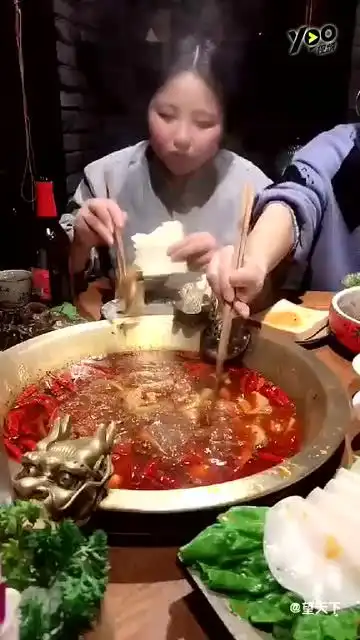 妹子这尴尬的表情好可爱