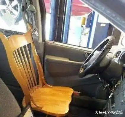 搞笑gif在男友家正搂着看电视,忽然听到门锁响,我一惊跳起