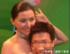 王源蜡像快被摸秃,鹿晗蜡像快被亲掉色,网友碰到真人就尴尬了
