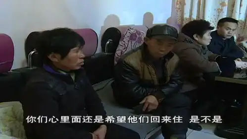 二婚妻子与公婆吵架,丈夫殴打亲生父母,邻居看不下去打得好