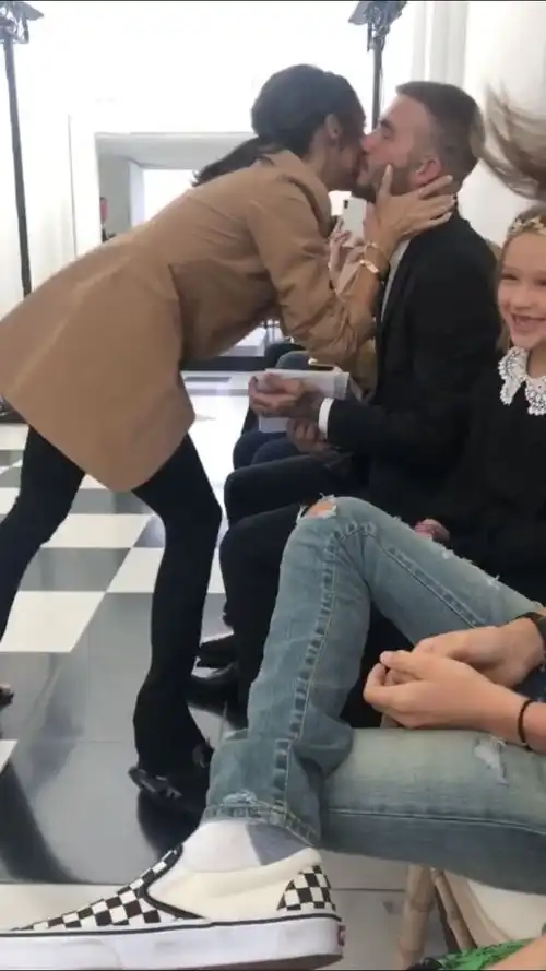 小七现身伦敦时装周,越来越像小仙女了