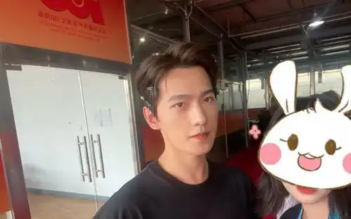 网友晒与杨洋合影,透露杨洋幽默性格好,与杨紫同框少年感十足