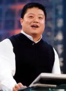 马东约会小20岁美女与粉色上衣女孩并肩进酒店