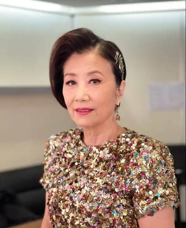 汪明荃真是洋气老太太穿金色亮片长裙优雅贵气,有皱纹也有气质
