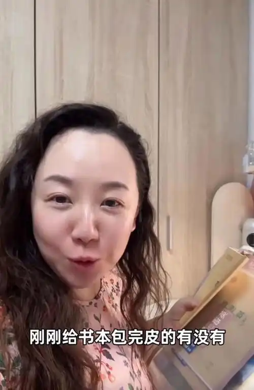 关凌熬夜给女儿包书皮,感叹孩子成绩不好家长也要挨训,压力很大