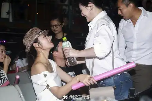 安以轩大s同框,大s侧脸内凹,汪小菲忙交际,安以轩一动作很贴心