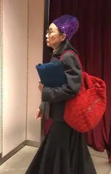 73岁汪明荃逛奢侈品店,悠闲挑拣像在菜场,多名店员跟随似女王