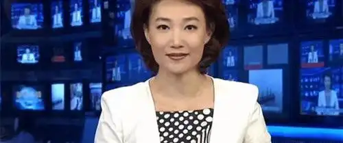 月亮姐姐为李梓萌在线征婚后者素颜出镜表情搞怪,43岁仍单身