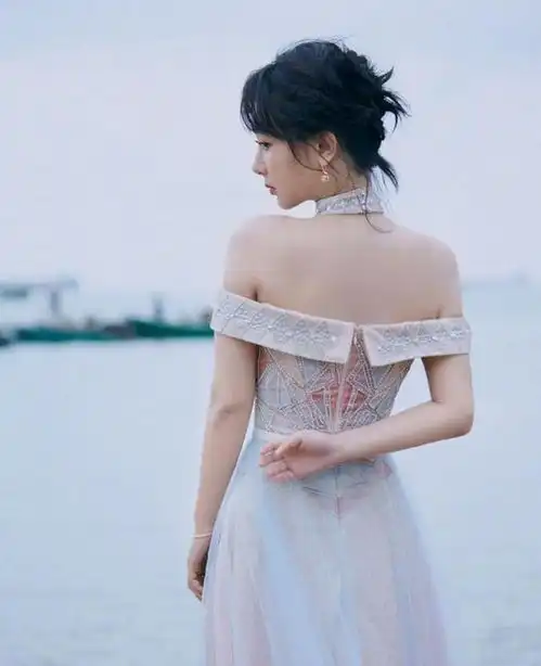 路人街拍,淡蓝色的直筒设计,尽显干练迷人
