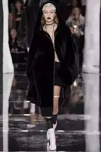 美妆博主rihanna又双叒叕闯进奢侈品圈了,你会为她买单吗