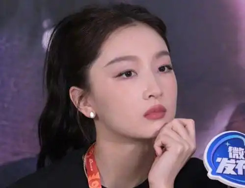 周冬雨韩国行高清生图曝光一做表情青筋暴起,整个人气质大变