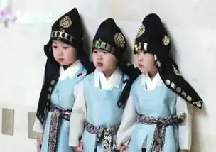 宋家三胞胎如今长大啦,表情呆萌很可爱,还是摆脱不了表情包