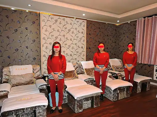 足浴店内有蹊跷3名技师给大爷洗脚,店长最贵一次2.5万