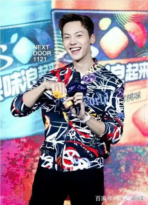 陈伟霆发糖了粉丝伸手向他索糖,他两次满足,一个表情太宠溺了