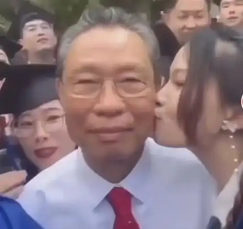 钟南山毕业典礼遭女生强吻,自嘲回去没法给老伴解释