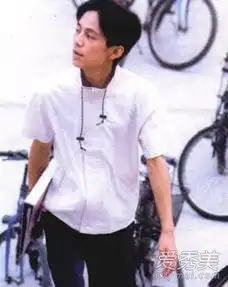 80后心中的大拇哥何炅青涩照曝光