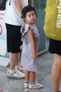组图包贝尔女儿撒娇要抱抱出门不必带腿无辜小眼神萌翻