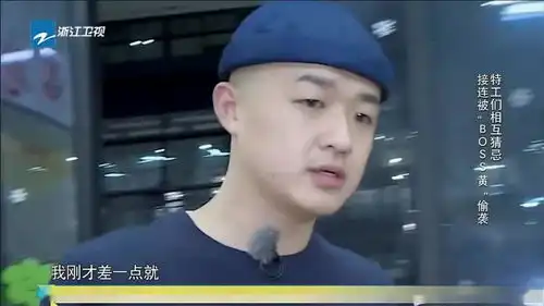 包贝尔和baby在找钥匙没想到看到摄影师后,小包竟然露出这样的表情,笑死我了