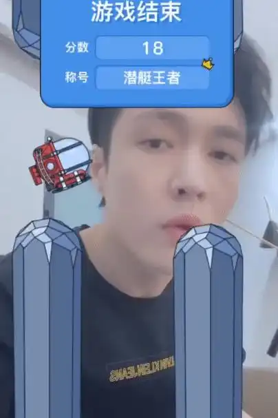 张艺兴在线玩游戏,游戏输的那一刻,他的表情太搞笑了