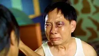 拍戏被周星驰用酒瓶砸昏,却因此获大奖身价翻倍,