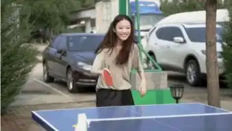 组图倪妮不受失恋影响仍元气满满与人pk乒乓球竟还做俯卧撑