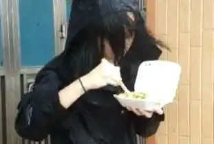 台风汕尾撒野记者直播中眼镜被吹没了