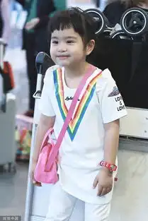 组图表情包又有新素材包贝尔女儿饺子站行李车忙搞怪
