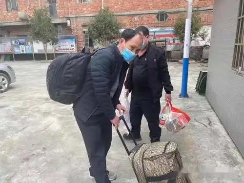 融水首批农民工点对点返岗复工包车服务正式启动