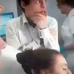 妻子在旁生产,男子的表情却十分怪异,最后的结果让所有人大吃一惊