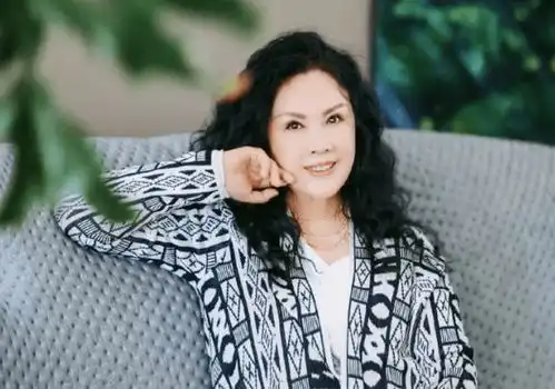 潘长江直播赚9600万为女网红下跪,卖酒却被曝卖假货,挣钱无下限