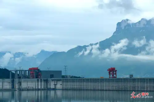 表情雨后三峡美景如画表情