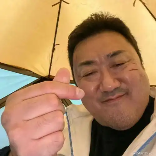 马东锡居然爱自拍拿去当头像,给,快点换