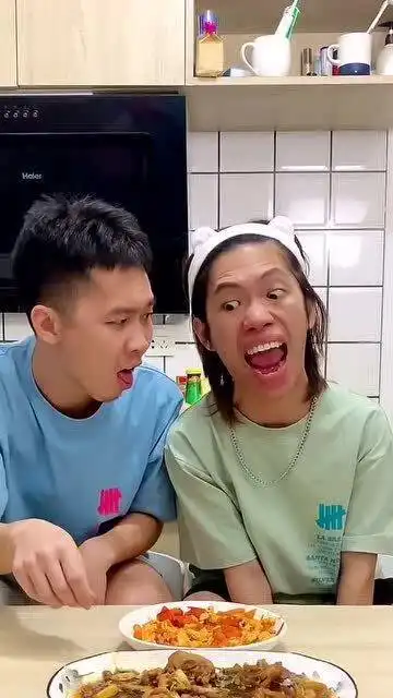 这个世界上啥也不多就人才多帅哥模仿动物吵架,表情丰富动作太浮夸