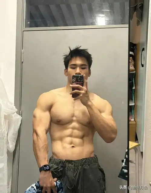 大块头脂包肌男人,让人迷恋他的腹肌