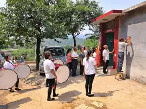 敲锣打鼓表彰最美家庭移风易俗弘扬时代新风