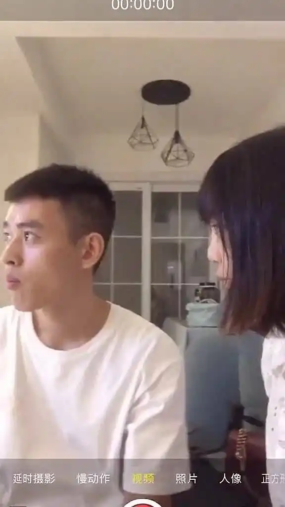 家里的猫咪太过分,女友亲一下男友怎么了,看你这表情很不爽啊