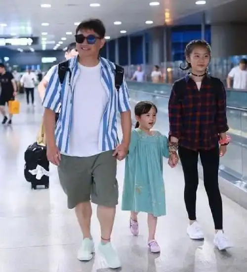 表情黄磊携女儿出行被偶遇,多多精致漂亮落落大方,多妹超呆萌表情