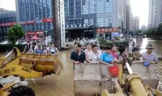 搞笑gif趣图妹子,你骑摩托还一个带两呀,有驾照没